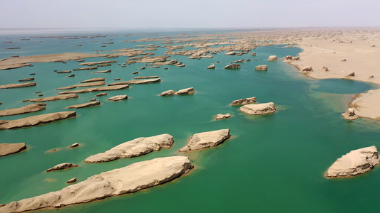 青海水上雅丹地貌航拍视频