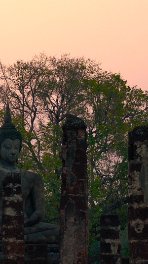 泰国佛像下的日落太阳落上延时自然风光20秒视频