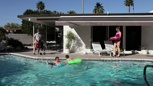 室外游泳池的家庭18秒视频