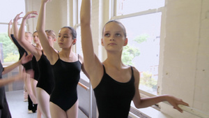 芭蕾舞老师纠正芭蕾舞演员的姿势7秒视频
