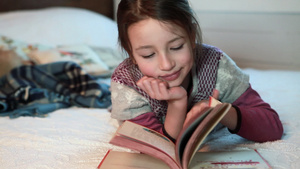 趴在床上看书的年轻女孩8秒视频