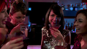 女孩晚上外出的四名年轻女性在酒吧喝酒18秒视频