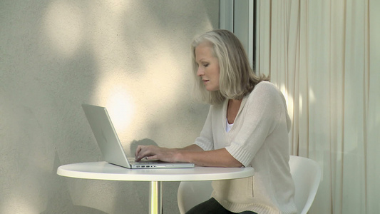 在户外使用笔记本电脑的女人视频