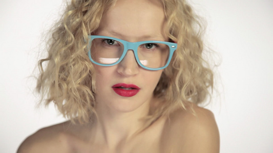 年轻女子戴眼镜，对着镜头眨眼视频