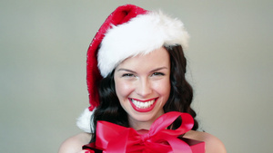 戴着圣诞帽快乐的年轻女人6秒视频