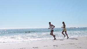 在海滩上慢跑的年轻夫妇12秒视频