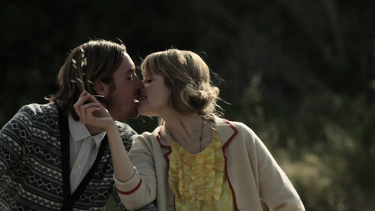 年轻夫妇在田野接吻视频