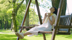夏日清凉美女坐在秋千长椅上44秒视频