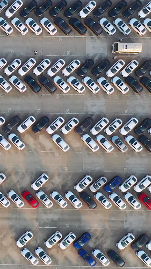 航拍工业园区汽车生产厂家装满待售汽车的停车场素材风光城市62秒视频