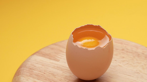 鸡蛋顶部敲碎露出蛋清蛋黄14秒视频
