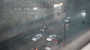 透过玻璃拍下雨天的街道12秒视频