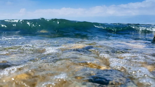 低角度拍摄海浪袭来视频