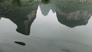中国阳朔遇龙河喀斯特峰的倒影6秒视频