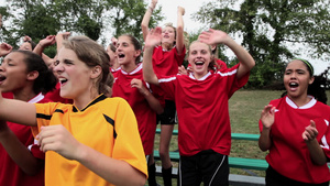 欢呼和鼓掌的女足球运动员13秒视频