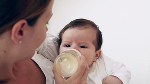 妈妈用奶瓶喂女婴12秒视频