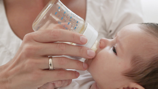 妈妈用奶瓶喂女婴视频