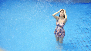 4k俯视喷泉淋雨沐浴女性美丽姿态30秒视频