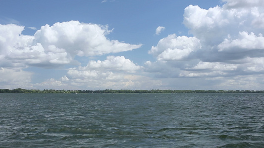 乘帆船在湖上航行视频