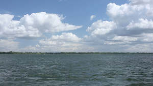 乘帆船在湖上航行13秒视频