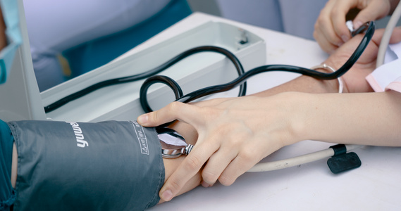 4k实拍义诊测量血压视频
