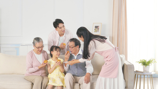 4k中秋节节日一家人一起吃月饼视频