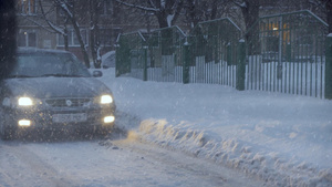 大雪天气行驶在厚厚的积雪马路上12秒视频