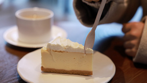 咖啡店吃甜品的特写11秒视频