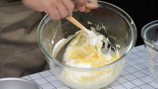 蛋白霜和蛋黄糊翻拌视频