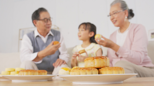 4k中秋节爷爷奶奶和孩子一起吃月饼视频