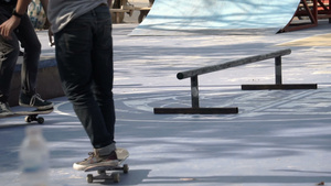 男性在混凝土地板上玩滑板23秒视频