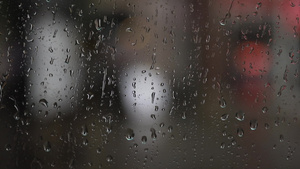 望着外面的雨天透过窗外有雨滴6秒视频