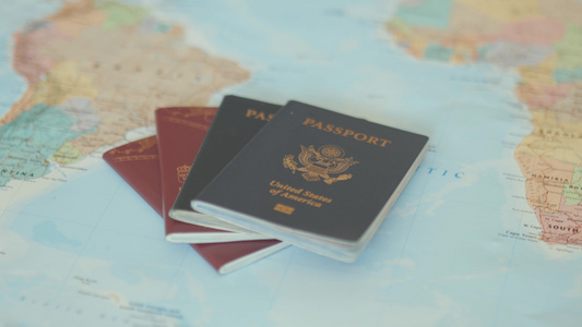 苏维登护照挂在一张多彩的世界地图上视频