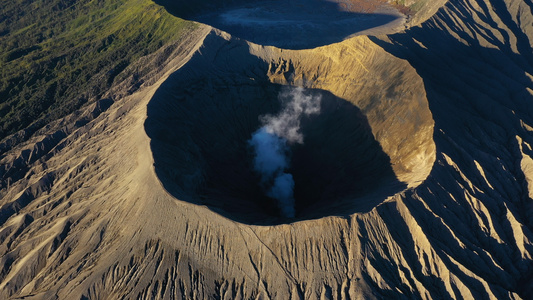 布罗莫火山爆发前夕4k航拍视频视频