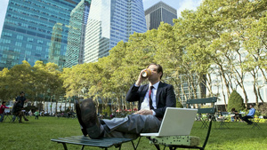 在美国纽约市布莱恩特公园喝咖啡休息的商人11秒视频