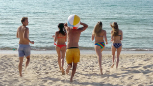 五个朋友在海里玩沙滩球18秒视频