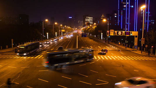 宽阔马路路口夜景灯光车流延时摄影视频