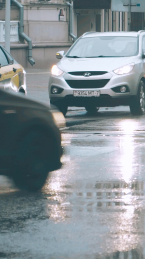 雨后湿哒哒的路面汽车车流通行湿哒哒路面27秒视频