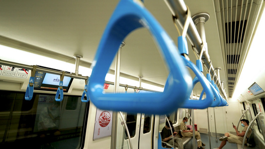 4K实拍成都地铁车厢疫情戴口罩人群视频素材视频