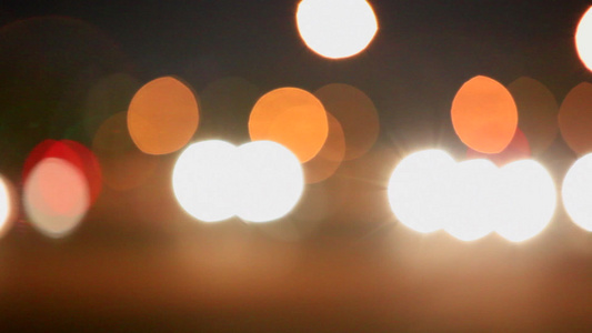 新西兰奥克兰公路上的机架焦点灯光和交通视频