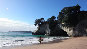 新西兰大教堂湾沿着海滩散步的夫妇16秒视频