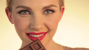 咬巧克力的女人7秒视频