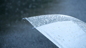 升格雨伞滴水下雨雨滴暴雨雨中雨伞地上遗落的伞60秒视频