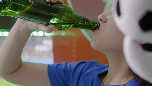 4K世界杯饮酒庆祝举杯干杯啤酒视频
