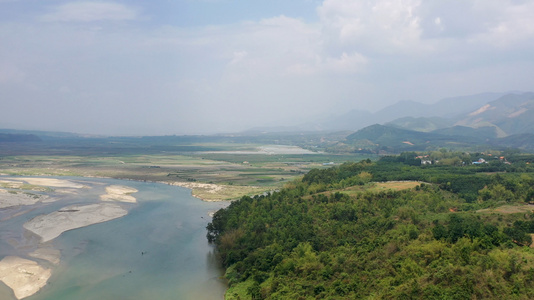 航拍河流旁边大片肥沃的土地视频