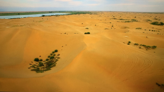库布齐沙漠湖泊视频