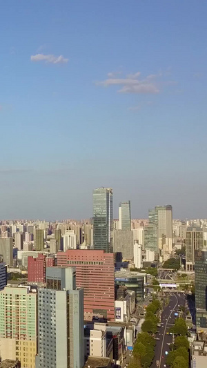 航拍秋高气爽的城市上空天际线89秒视频