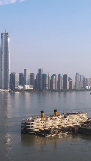 航拍长江上的豪华游轮城市交通素材游轮素材32秒视频
