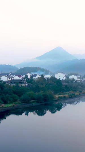 航拍晨雾中的安徽4A景区桃花潭名胜风景区视频安徽旅游78秒视频