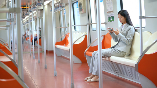 4k地铁上使用手机的办公女生视频