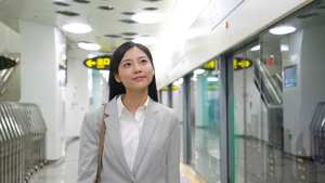 4k地铁站内白领女性行走正面视角视频14秒视频